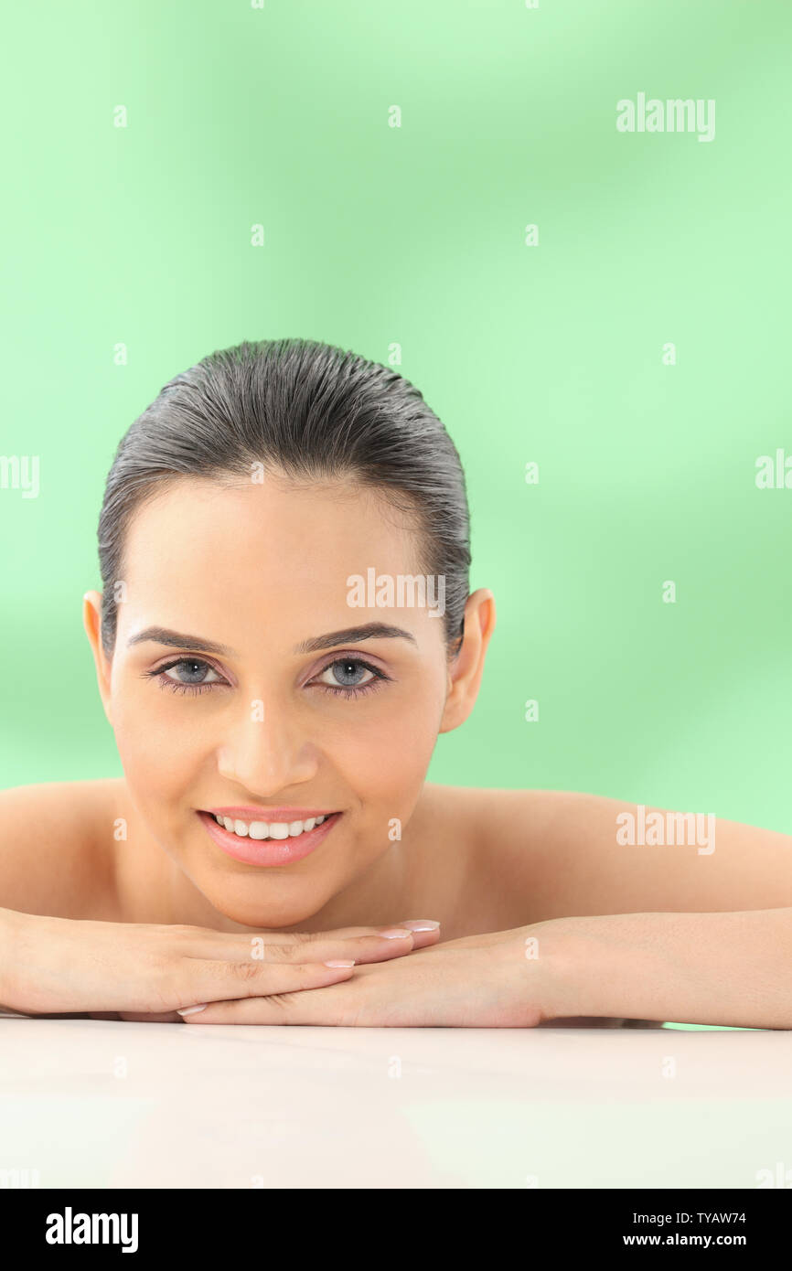 Portrait of a beautiful young woman smiling Stock Photo - Alamy