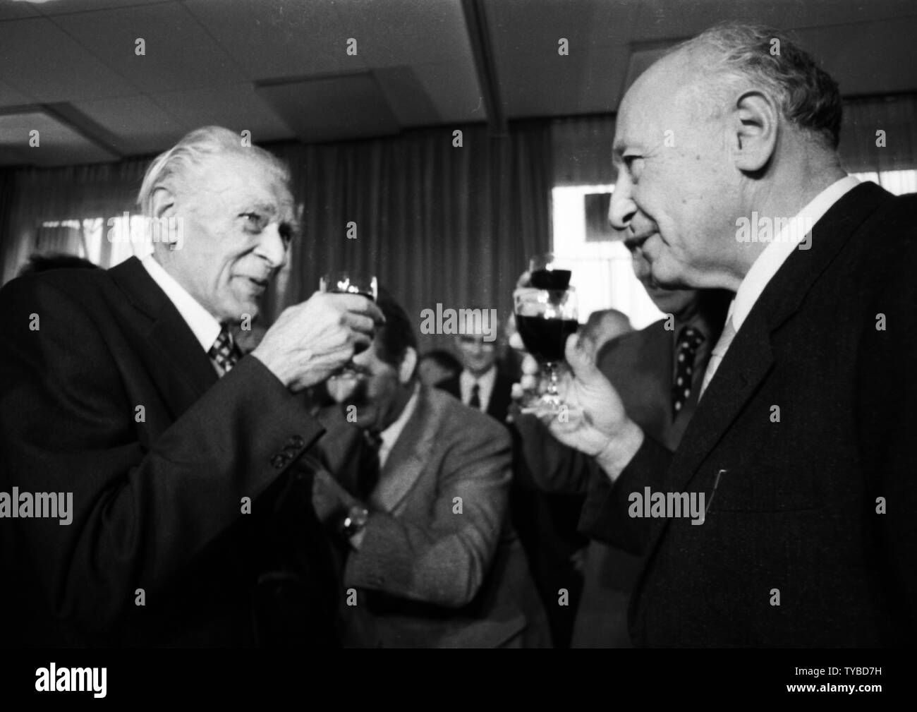 The senior of the West German Communists (KPD/ DKP), Max Reimann, celebrates his 75th birthday on 31 October 1973 in Duesseldorf. Max Reimann (l) with Albert Norden (SED, r) | usage worldwide Stock Photo