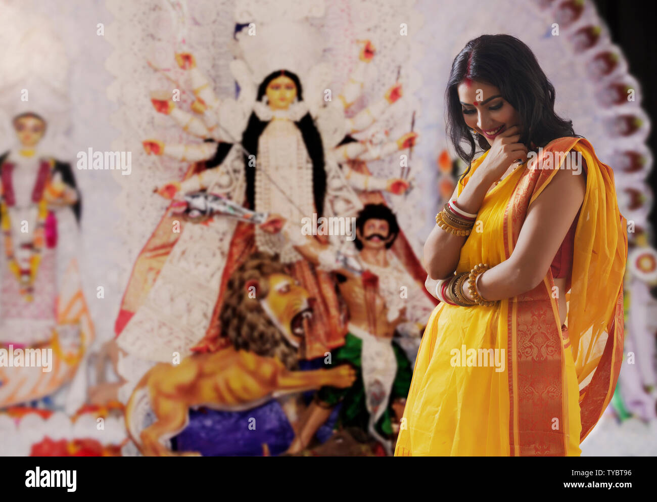 Ein Bengali-Mädchen, Das Den Roten Sari Und Die Goldenen Ornamente Trägt,  Die Auf Dem Dach Des Waldbungalows Posen Geben Stockfoto - Bild von  beiläufig, indisch: 230969622