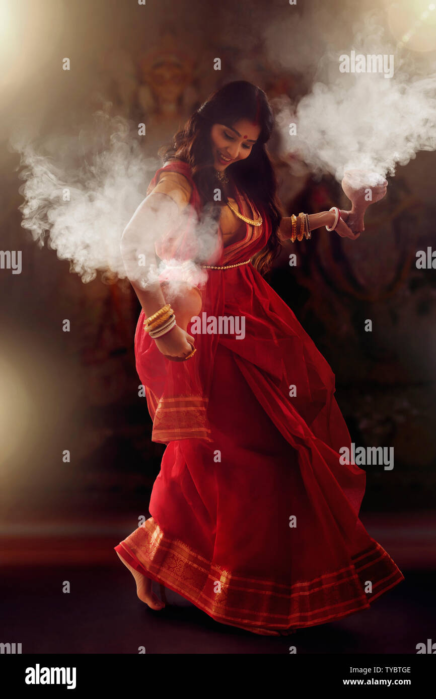 Bengali Married women performing dhunuchi dance on the occasion of durga puja Stock Photo