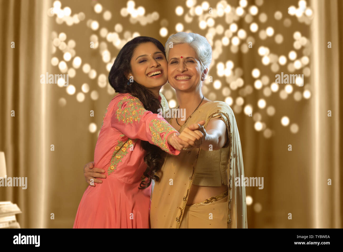 Mother-Daughter Dresses And Shots Ideas For An Indian Wedding - K4 Fashion  | Indian bride poses, Mother daughter wedding, Mother daughter wedding  photos