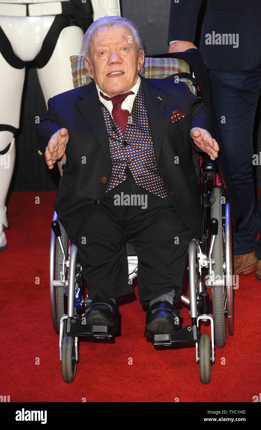 English actor Kenny Baker attends the European Premiere of “Star Wars