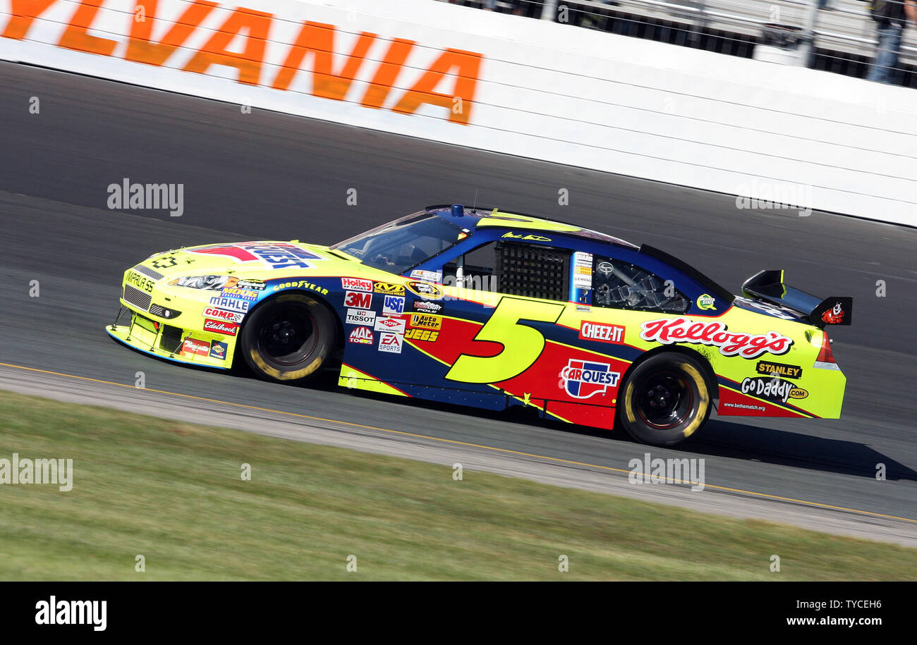 Mark Martin runs through turn four en-route to winning the NASCAR Sylvania 300 at New Hampshire Motor Speedway in Loudon, New Hampshire, September 20, 2009.  UPI/Malcolm Hope Stock Photo