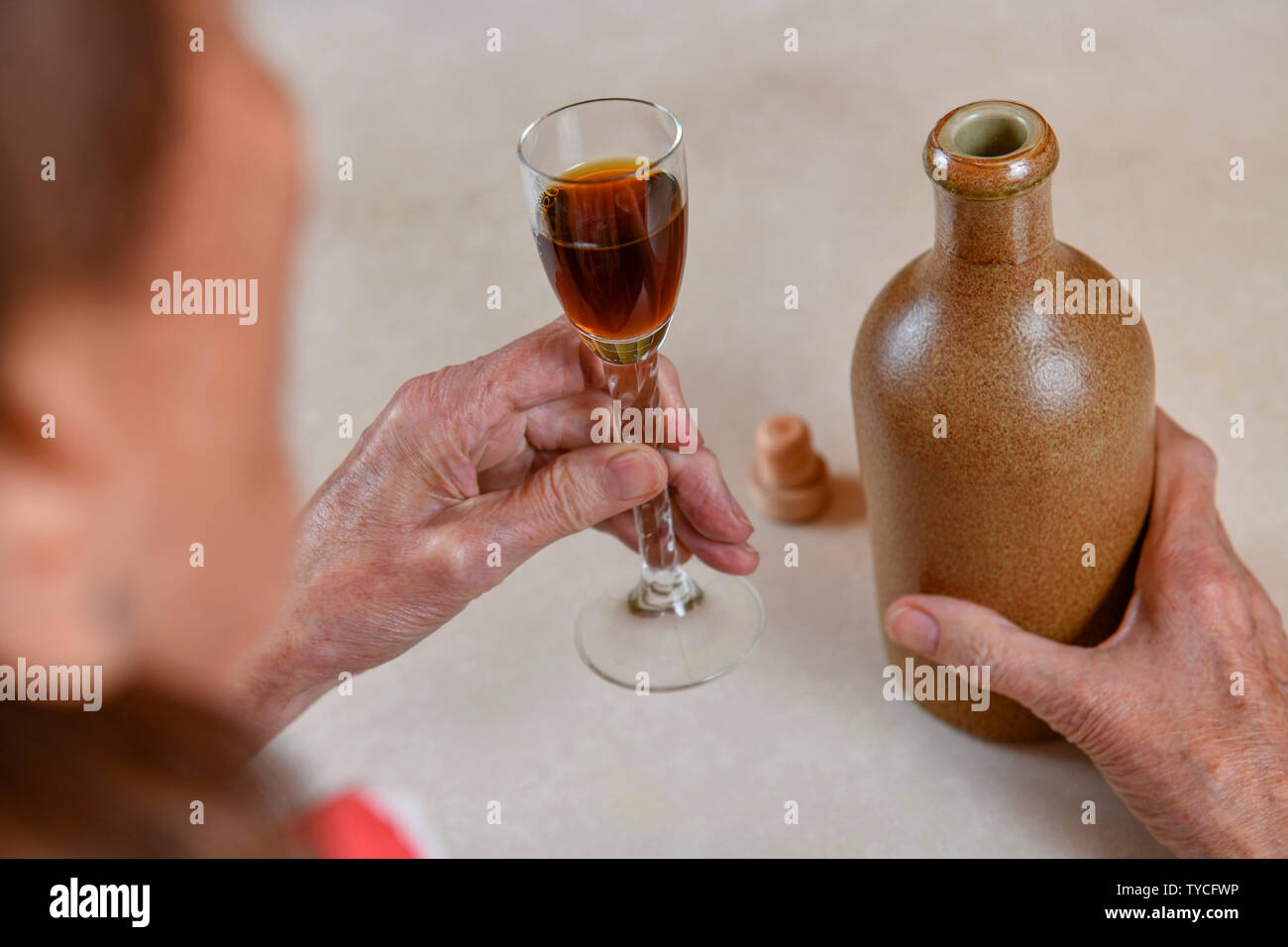 Alkohol, Seniorin Stock Photo