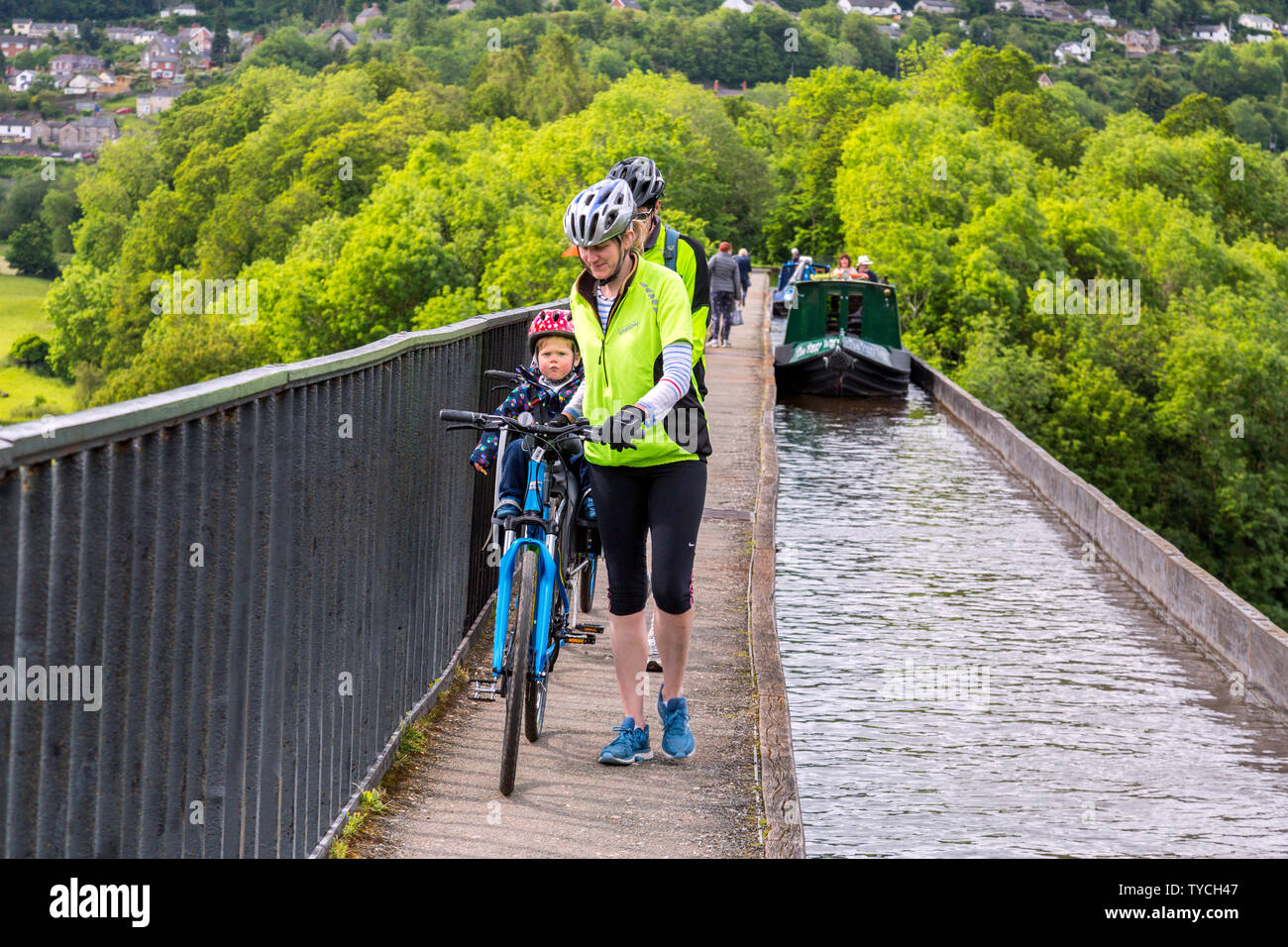 Cyclists use the tow path across Thomas Telford's magnificent Pontcysyllte aqueduct on the Llangollen Canal, Clwyd,Wales, UK Stock Photo