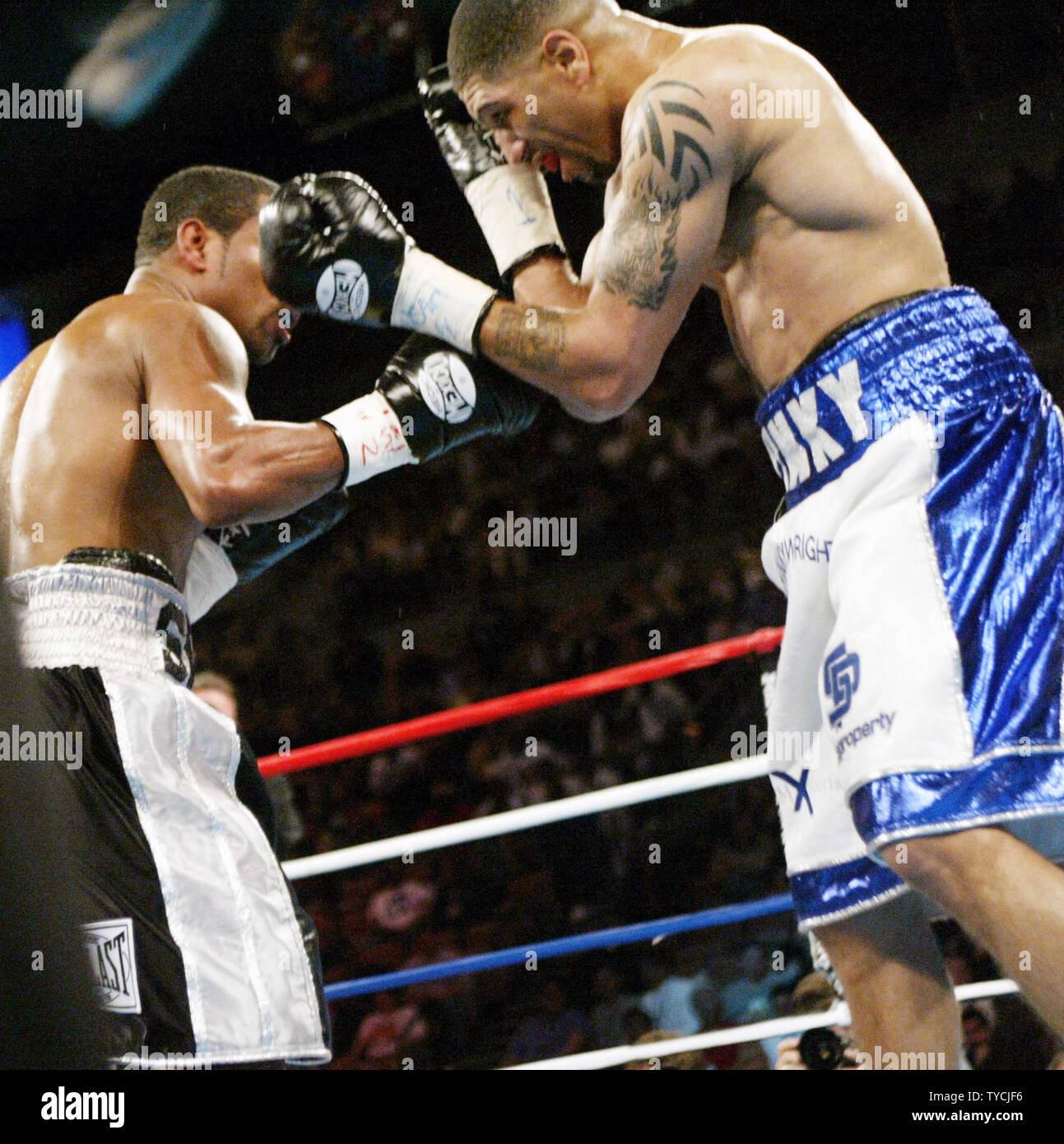 Winky Wright of St. Petersburg FL (right) consolidated the 154 pound titles to become undisputed champion with a decision over Sugar Shane Mosley at Mandalay Bay, March 13, 2004. (UPI Photo/Roger Williams) Stock Photo