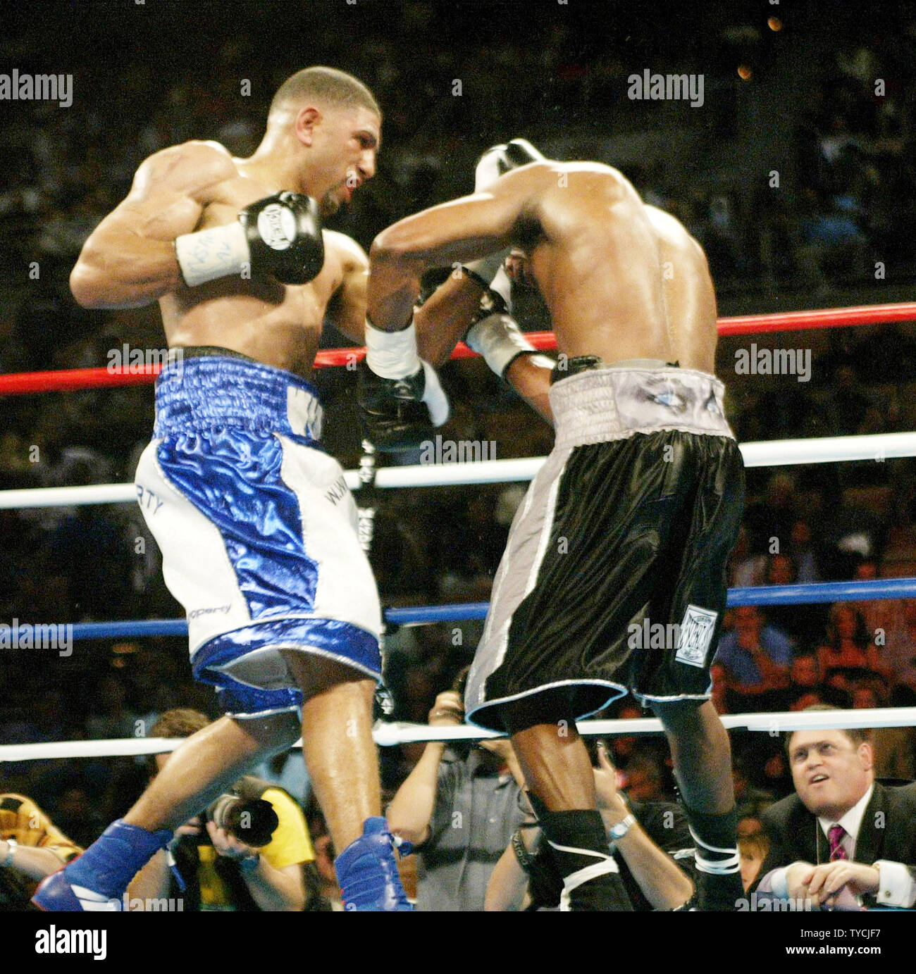 Winky Wright of St. Petersburg FL (right) consolidated the 154 pound titles to become undisputed champion with a decision over Sugar Shane Mosley at Mandalay Bay, March 13, 2004. (UPI Photo/Roger Williams) Stock Photo