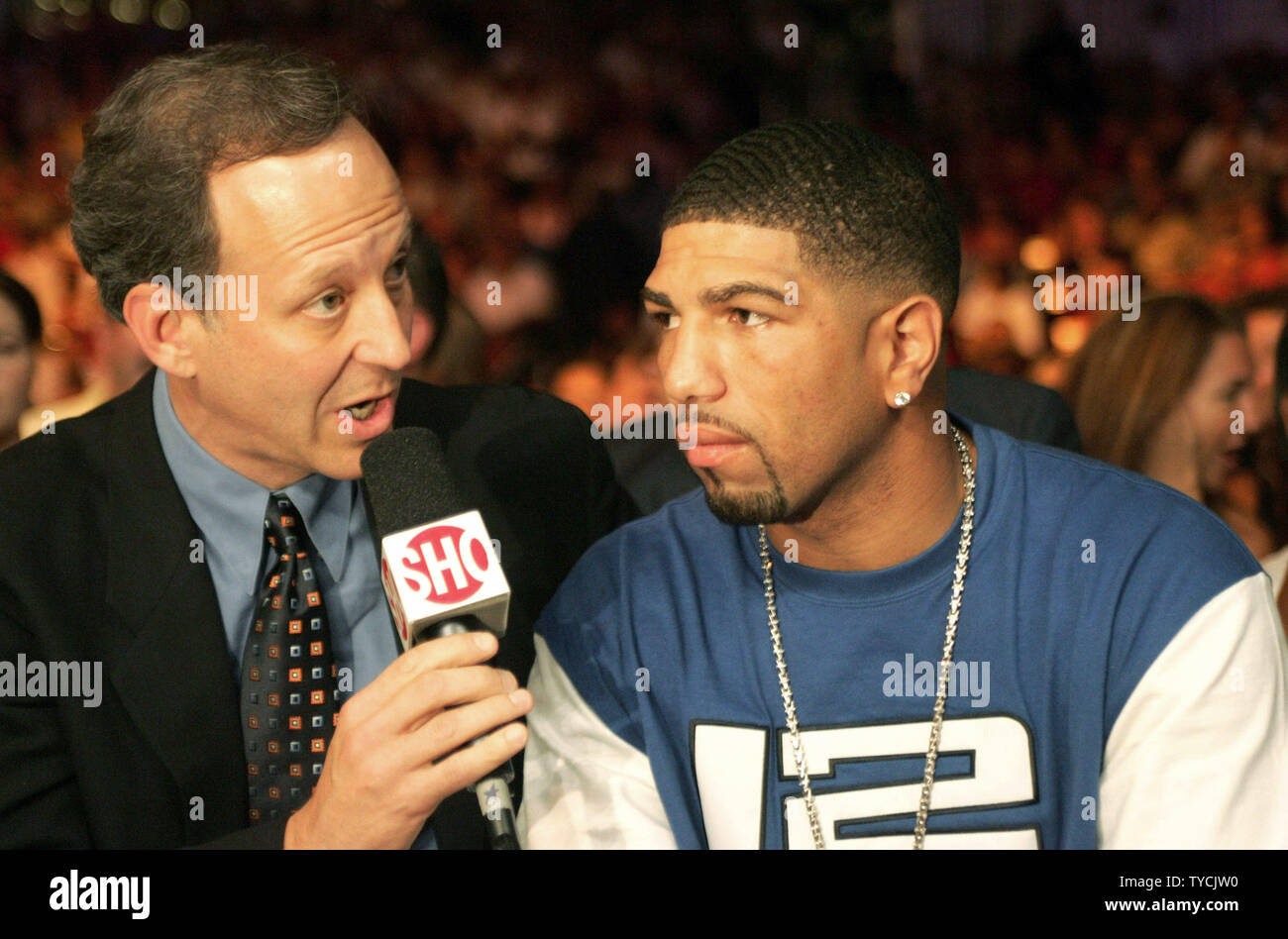 Showtime's Jim Grey interviewed the undisputed 154 pound champion Ronald 'Winky' Wright at the Wladimar Klitschko-DaVarryl Williamson heavyweight fight on Showtime at Caesars Palace in Las Vegas October 2, 2004. (UPI Photo/Roger Williams) Stock Photo