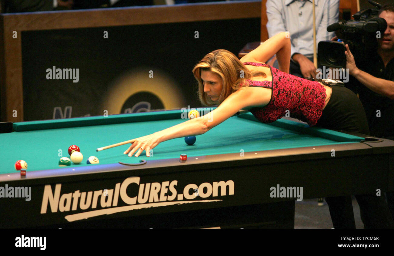 bille Markeret snack Woman's pool champion Loree Jon Jones competes in the Intenational Pool  Tour Worlds 8-Ball Championship with the men's champion Mike Sigel for a  purse of $150,000 at Mandalay Bay in Las Vegas,