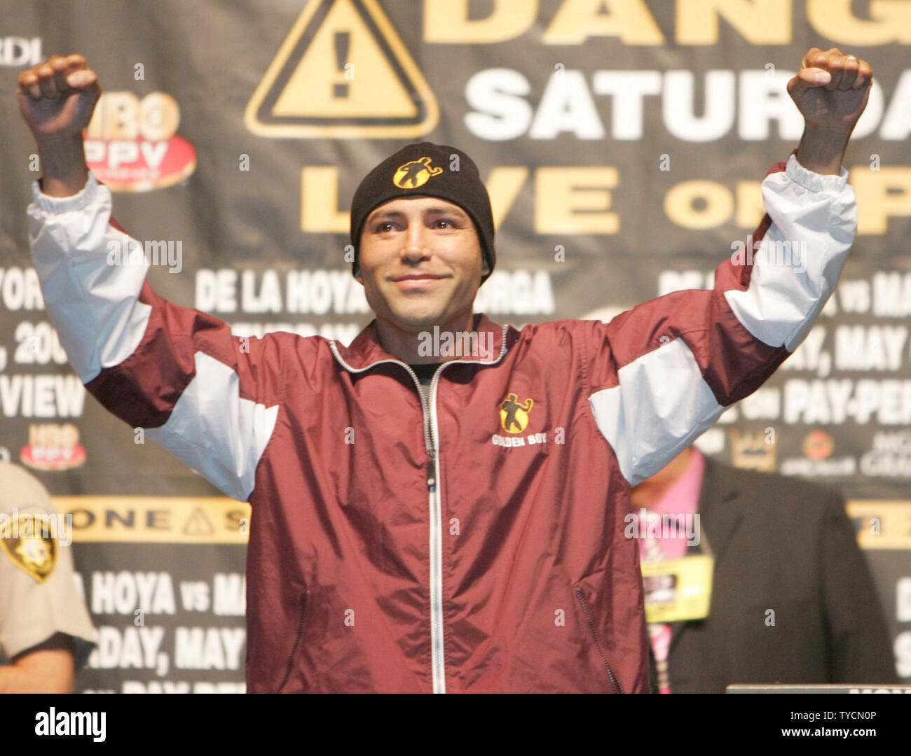 oscar-de-la-hoya-weighs-153-12