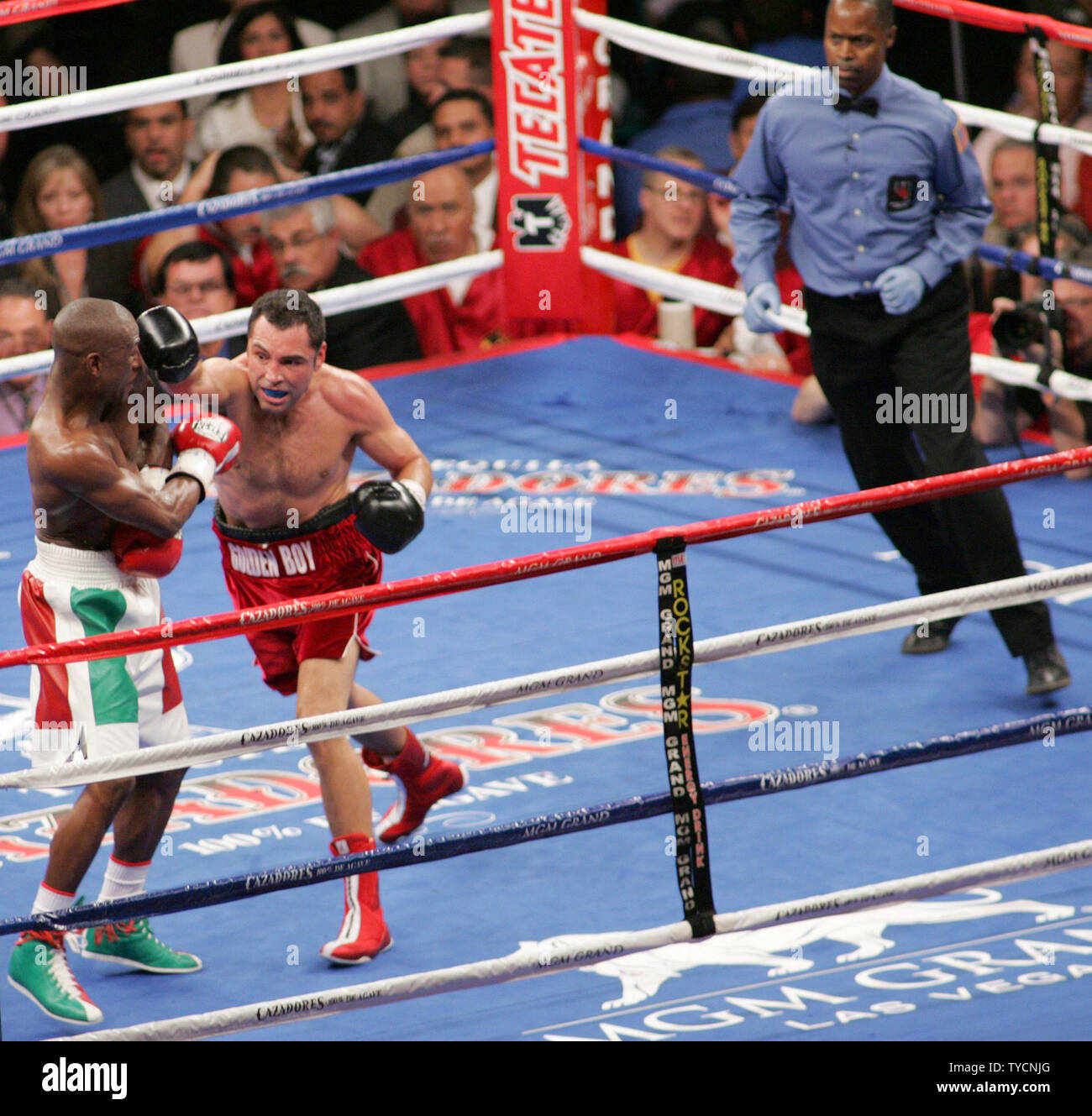 Oscar De La Hoya R Attacks Floyd Mayweather Jr During His Defense Of The Super Welterweight Title As Referee Ken Bayless Looks On At The Mgm Grand In Las Vegas May 5 Oscar De La Hoya R Attacks Floyd Mayweather Jr During His Defense Of The Super Welterweight Title As Referee Ken Bayless Looks On At The Mgm Grand In Las Vegas May 5