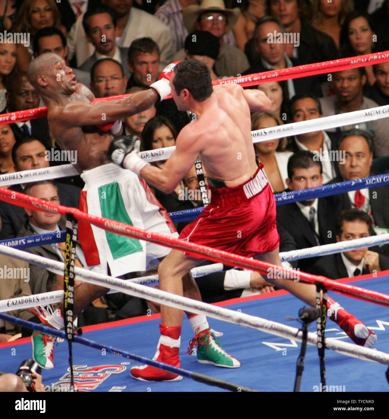 Oscar De La Hoya R Attacks Floyd Mayweather Jr During His Defense Of The Super Welterweight Title At The Mgm Grand In Las Vegas May 5 07 Mayweather Won The Title With Oscar De La Hoya R Attacks Floyd Mayweather Jr During His Defense Of The Super Welterweight Title At The Mgm Grand In Las Vegas May 5 07 Mayweather Won The Title With
