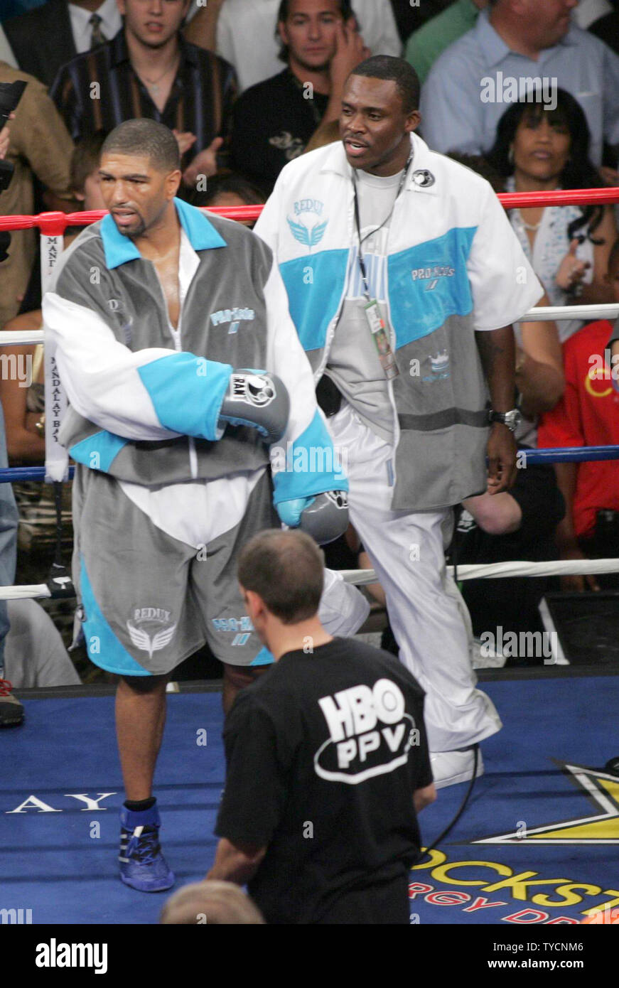 Challenger Winky Wright enters the ring for his fight with champion Bernard Hopkins for the Ring Magazine Light Heavyweight title at Mandalay Bay in Las Vegas on July 21, 2007.  (UPI Photo/Roger Williams) Stock Photo