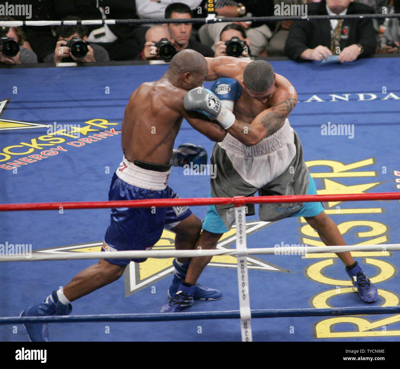 Challenger Winky Wright (R) and champion Bernard Hopkins square off during the Ring Magazine Light Heavyweight title fight at Mandalay Bay in Las Vegas on July 21, 2007. Hopkins won by decision.  (UPI Photo/Roger Williams) Stock Photo