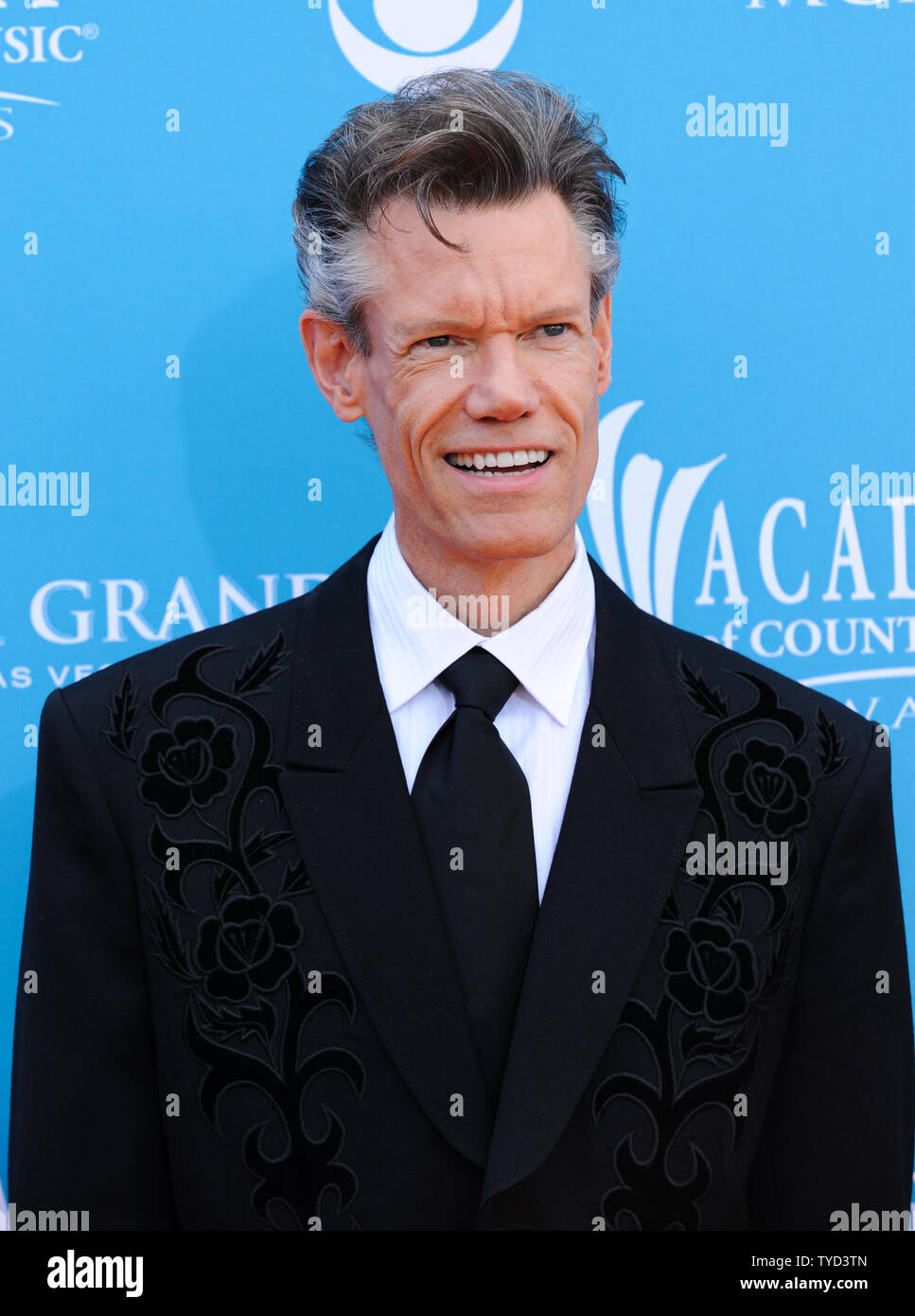 randy-travis-arrives-on-the-orange-carpet-at-the-academy-of-country