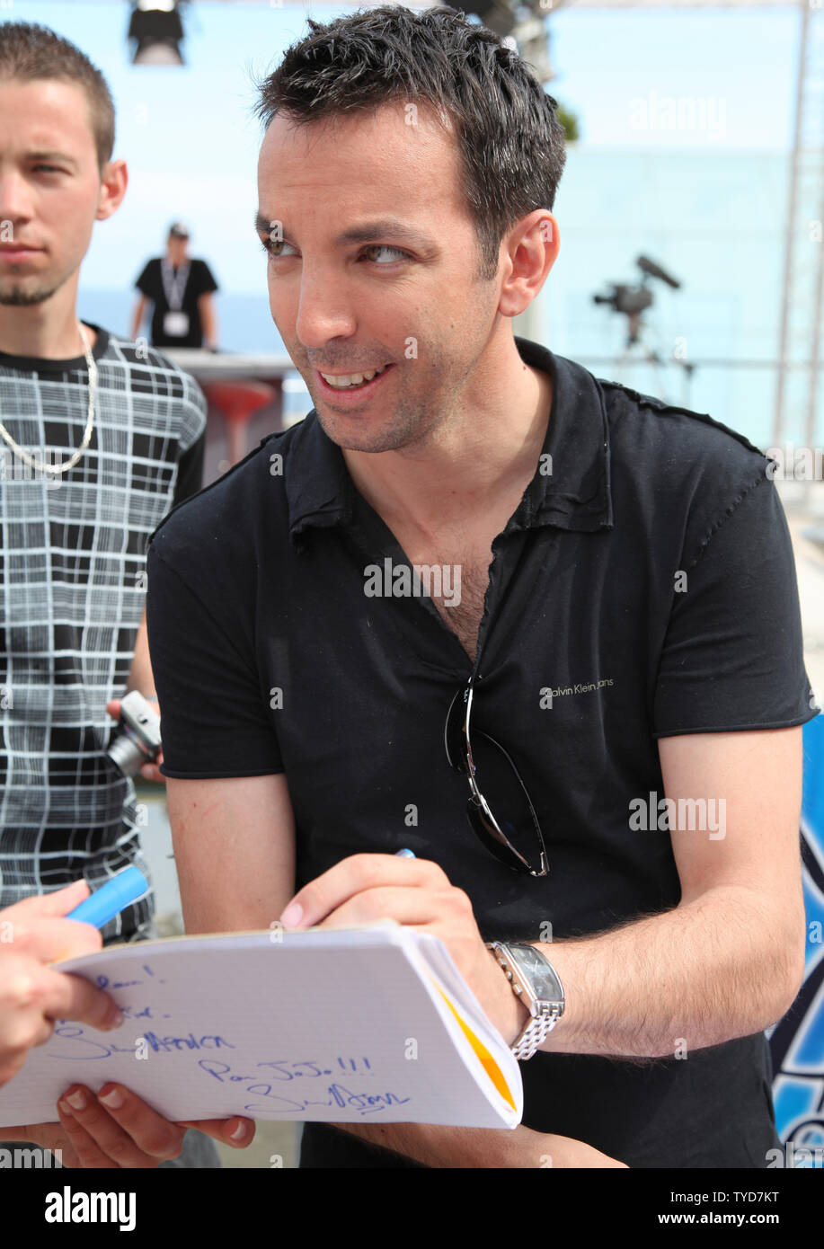 Actor Doudi signs an autograph for a fan during the 49th Monte Carlo Television Festival in Monte Carlo, Monaco on June 9, 2009.  Doudi is at the festival with his television show 'Samantha, Oups ! '.   (UPI Photo/David Silpa) Stock Photo