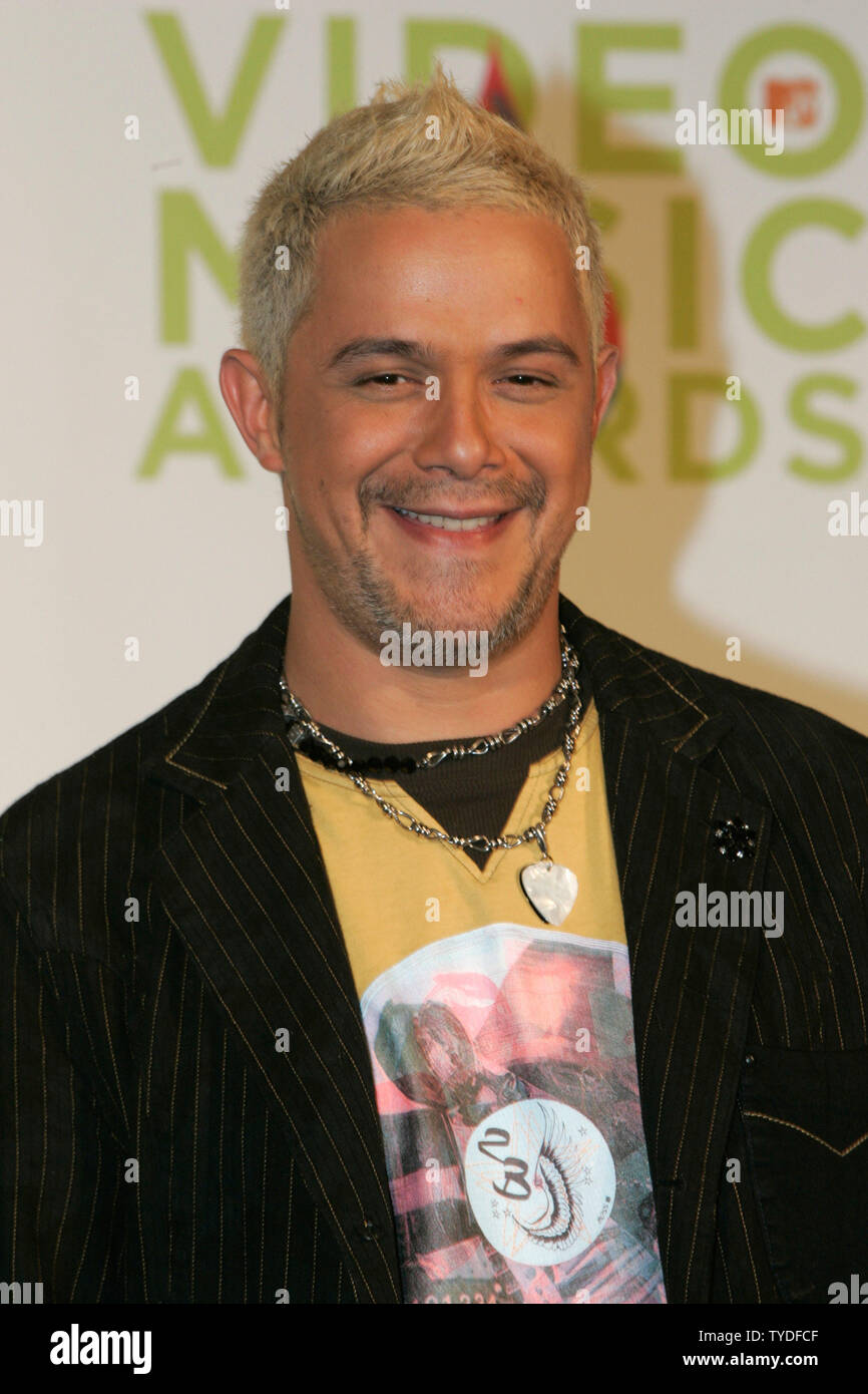 Alejandro Sanz appears backstage at the 2005 MTV Video Music Award show held at the American Airlines Arena in Miami,  Florida, on August 28, 2005.  (UPI Photo/Michael Bush) Stock Photo