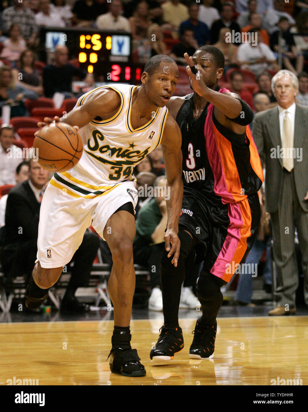 Seattle Sonics Ray Allen (34) drives 
