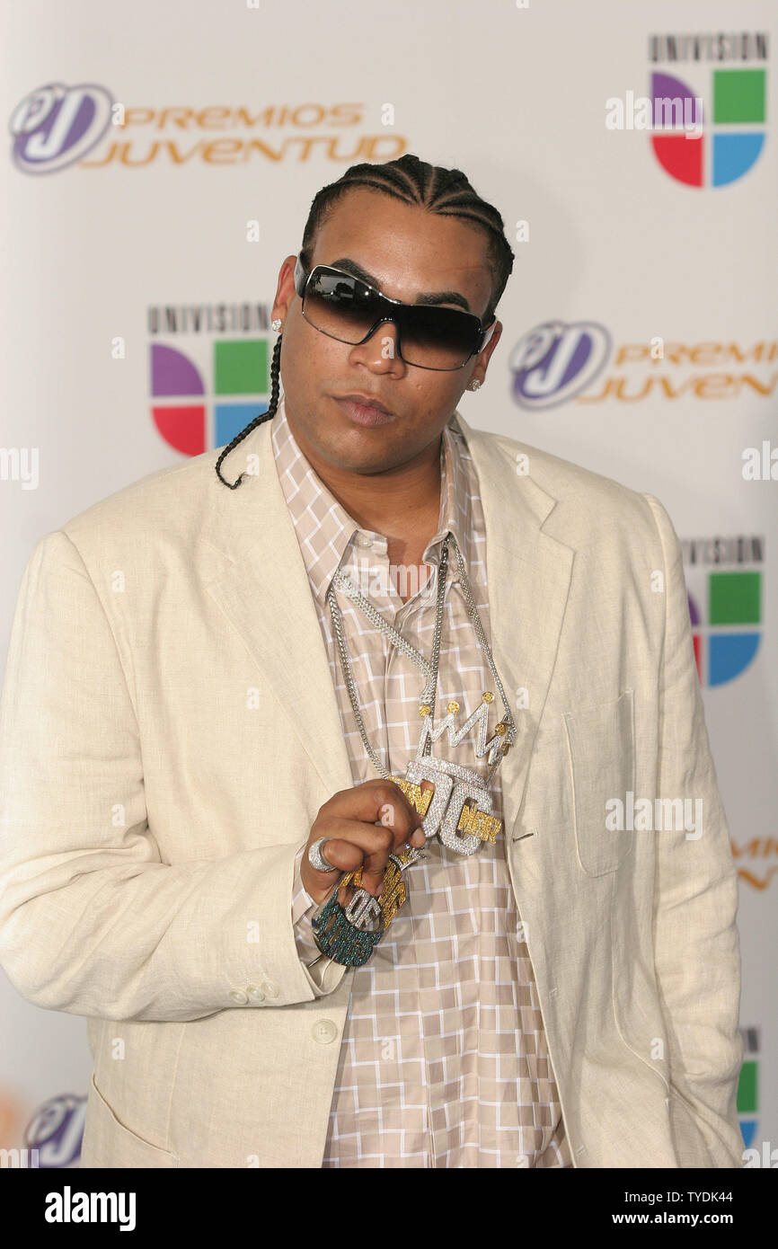 Don Omar arrives on the red carpet for the 2006 Premios Juventud Awards at the University of Miami BankUnited Center in Coral Gables, Florida on July 13, 2006. (UPI Photo/Martin Fried) Stock Photo