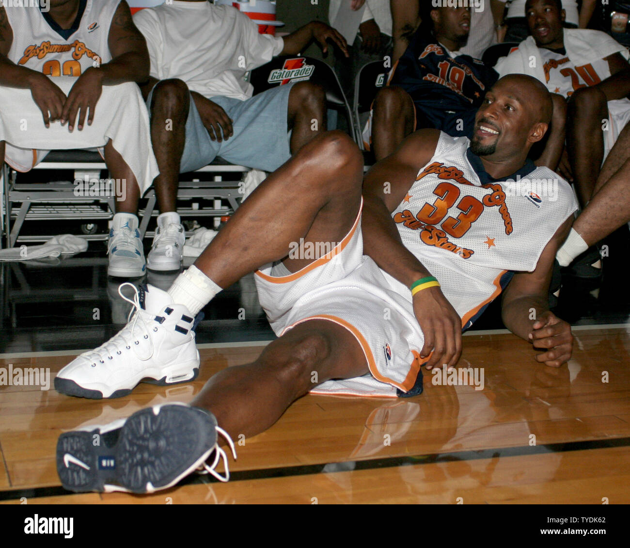 Alonzo mourning basketball hi-res stock photography and images - Alamy