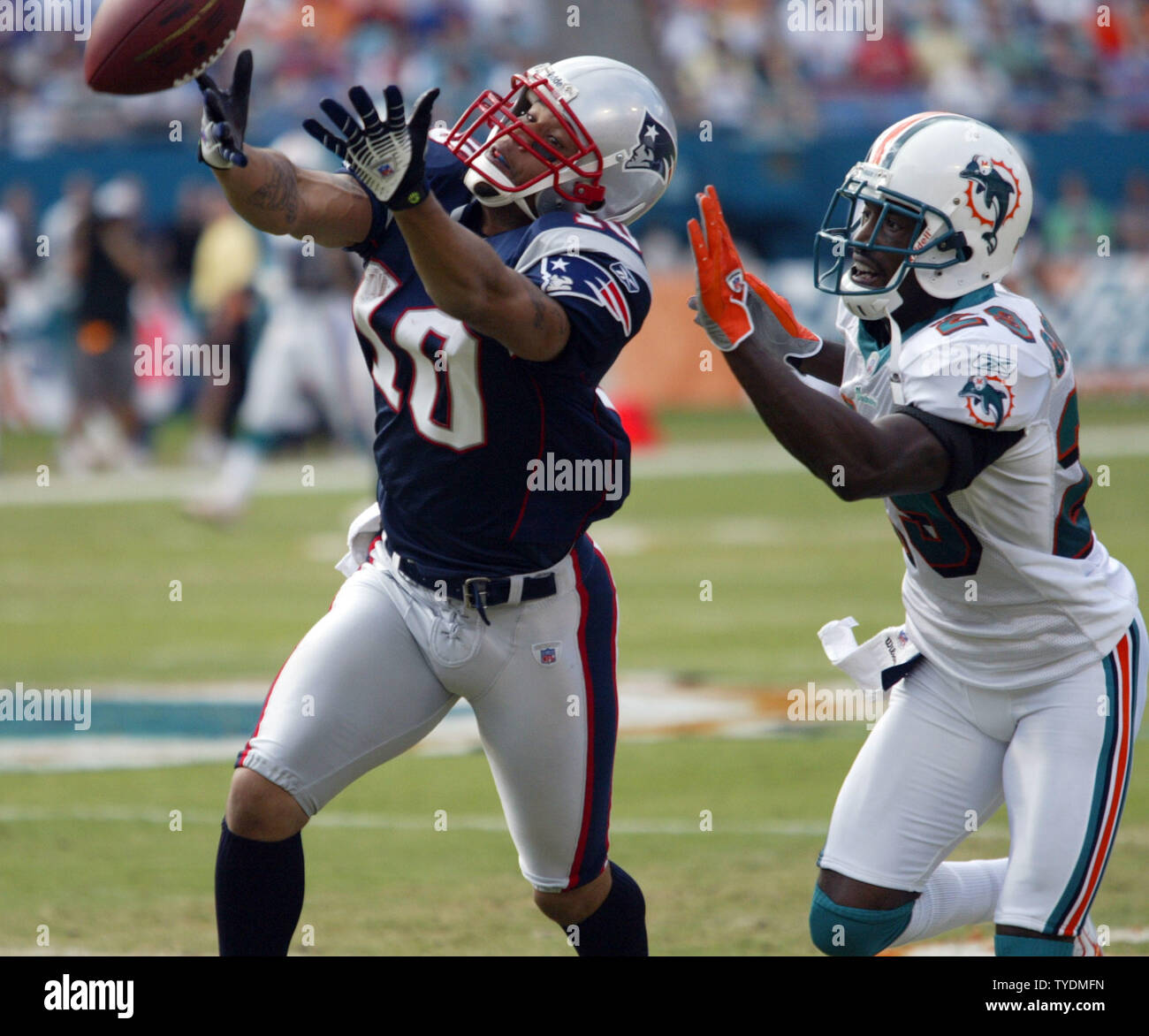 Photo: New England Patriots Tom Brady throws a pass at MetLife Stadium in  New Jersey - NYP20111113103 