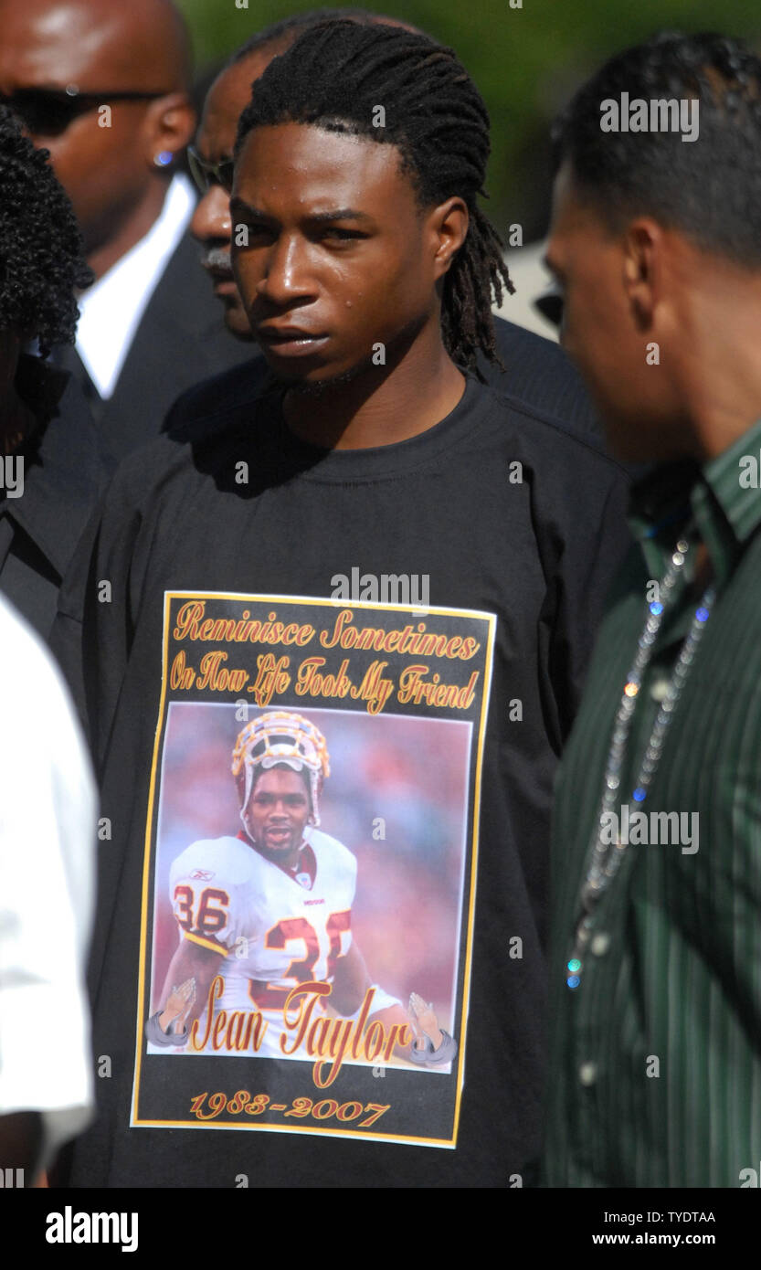 Funeral for Redskins' Taylor draws 3,000