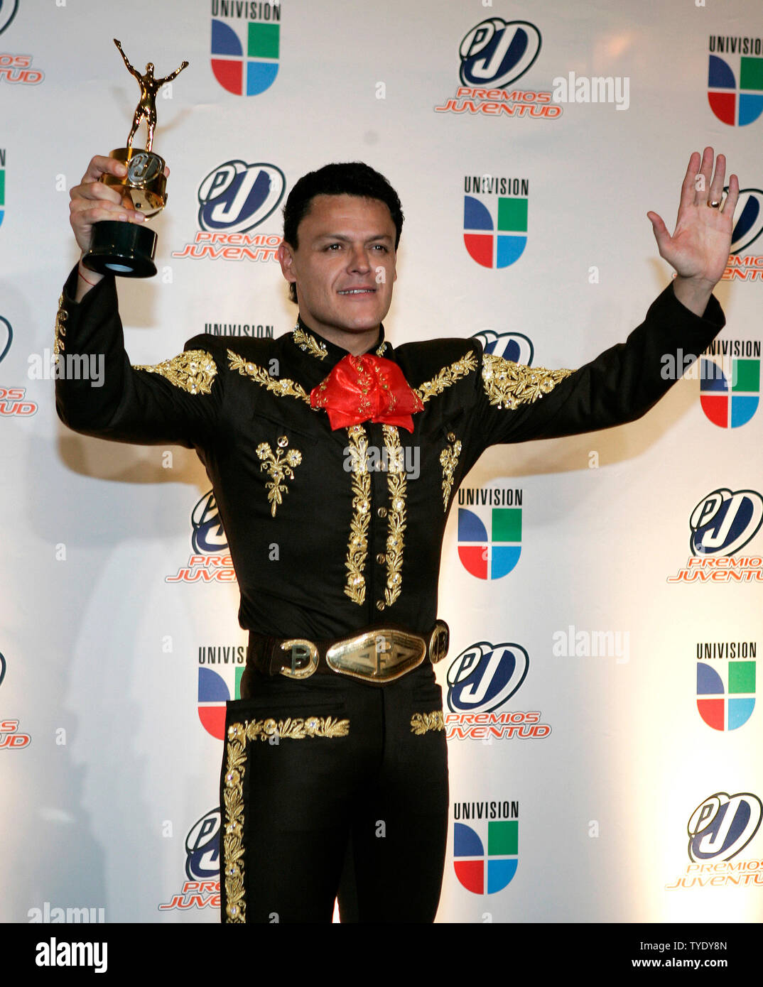 Pedro Fernandez celebrates winning an award at the 2008 Premios