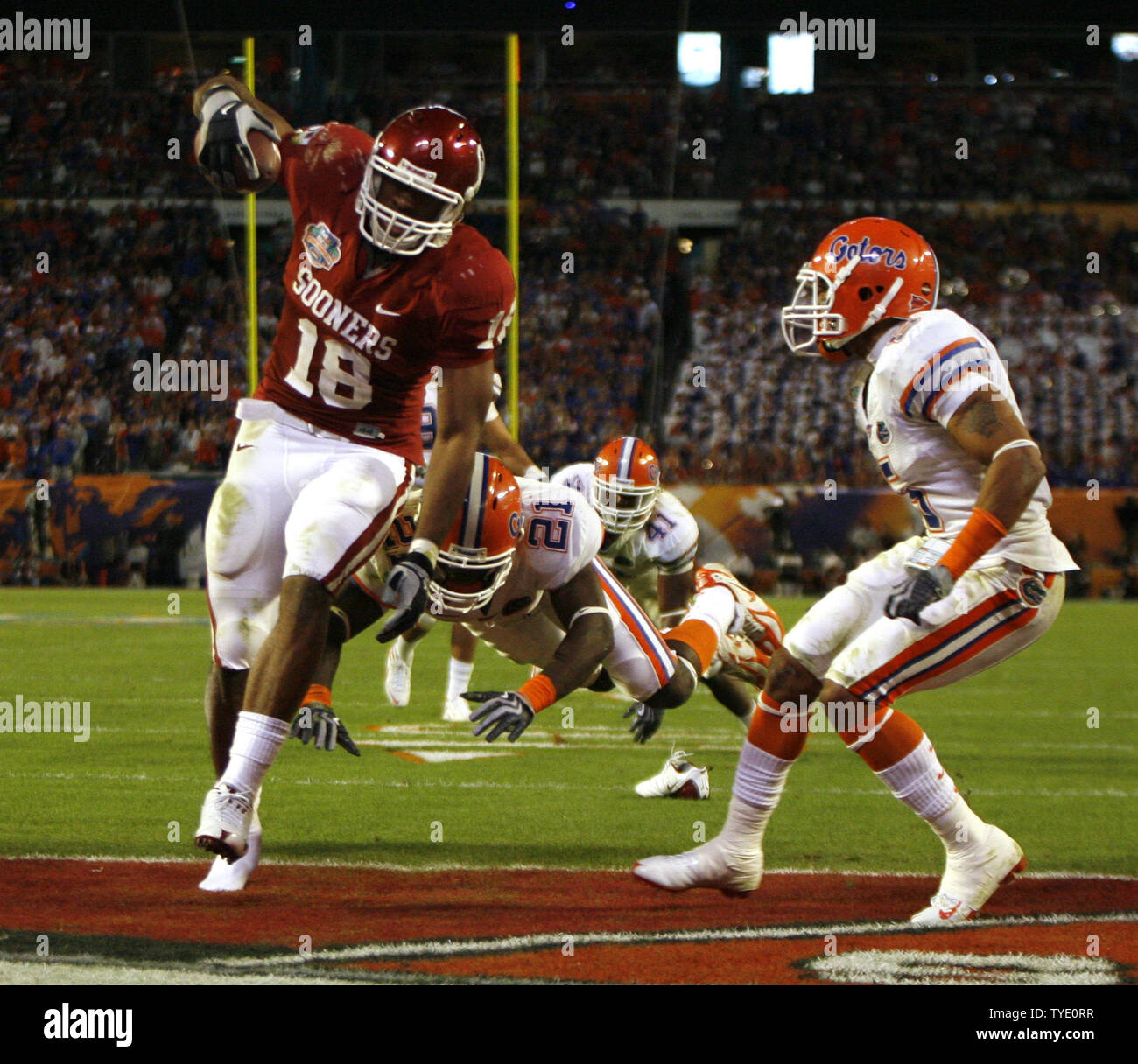 Sooner tight end Jermaine Gresham (18) gets past Gator defensive back Major Wright for the score in the second half of the 2009 FedEx BCS National Championship NCAA football game in Miami January 8, 2009.  (UPI Photo/Mark Wallheiser) Stock Photo