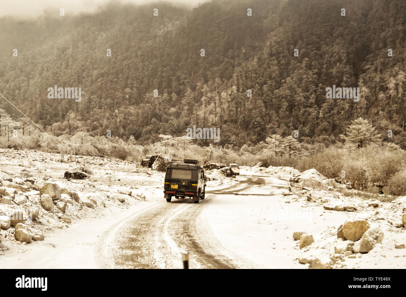 Off-road SUV driving on the rock mountain road in Leh,India Stock Photo