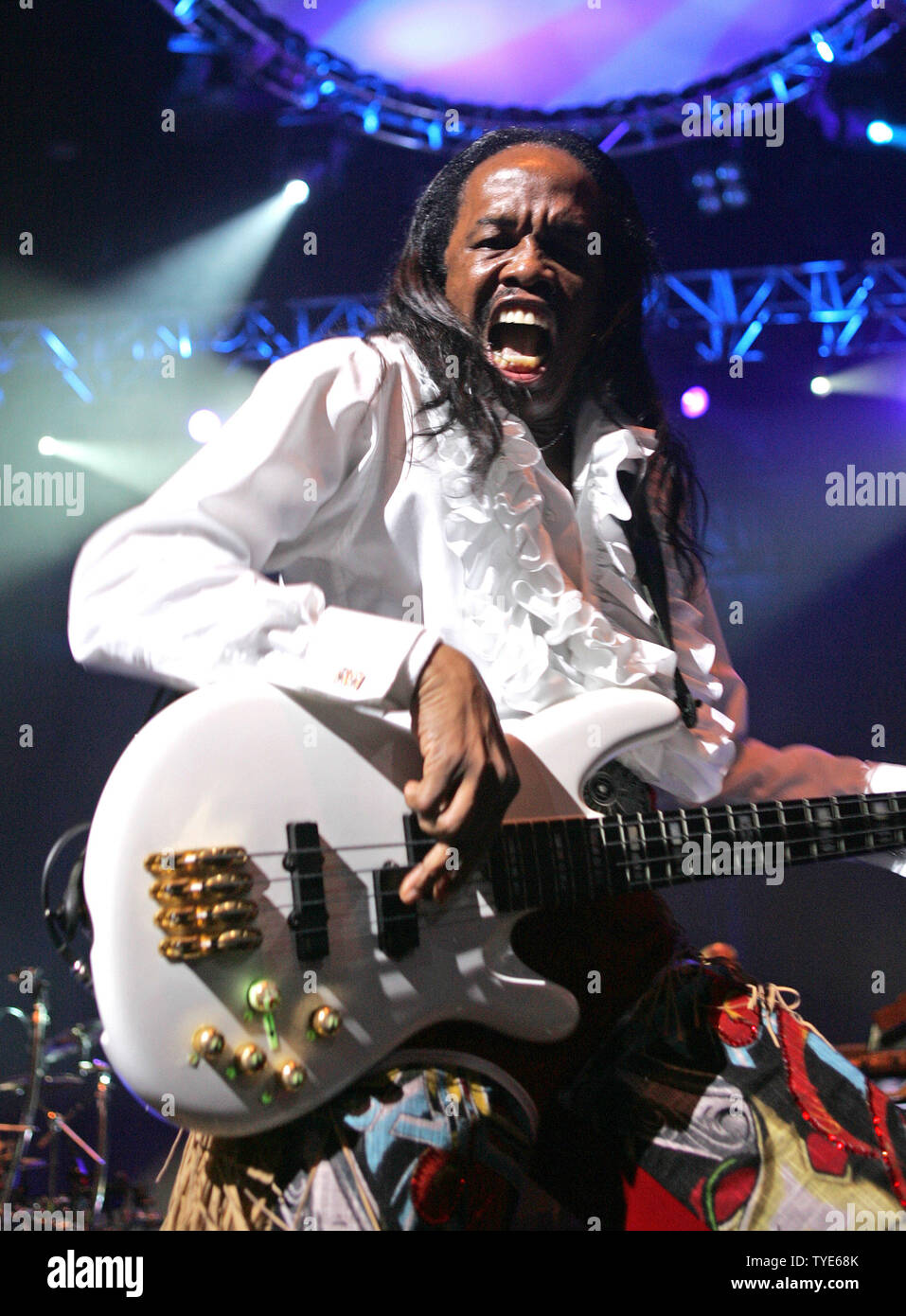 Verdine White with Earth, Wind & Fire performs at the Seminole Hard ...