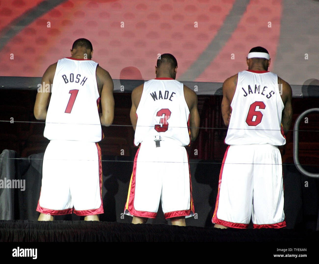 LeBron James congratulates Chris Bosh on Heat jersey retirement