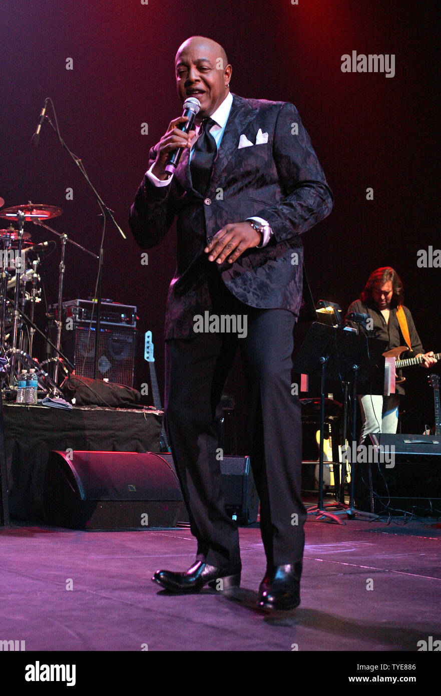 Peabo Bryson performs on the "Men of Soul Tour" at the Seminole Hard ...