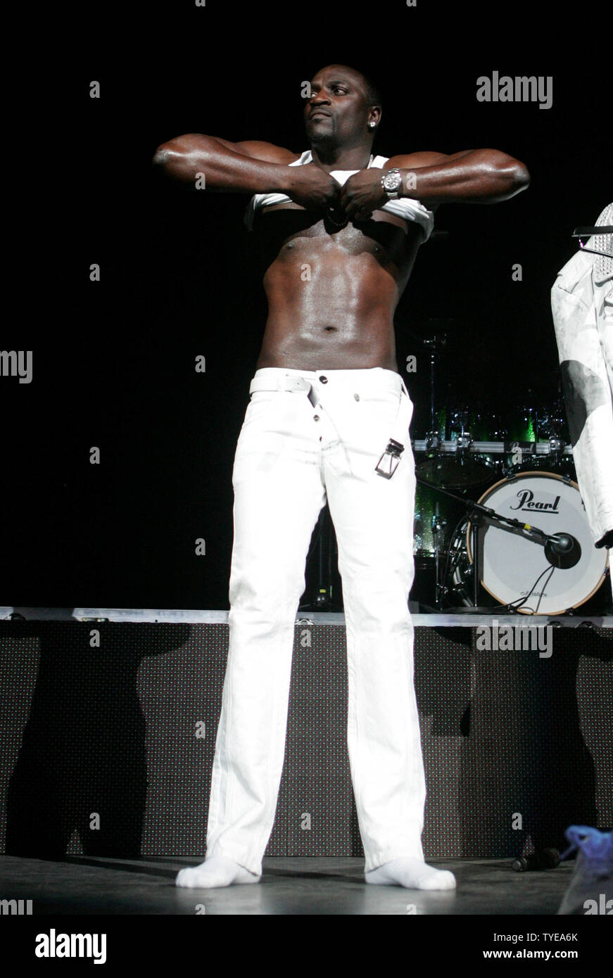 Akon in concert hi-res stock photography and images - Alamy