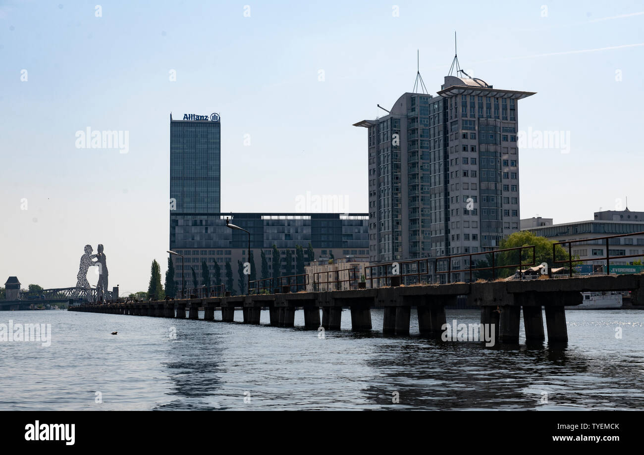 26 June 2019, Berlin: The former concrete jetty in the Spree between Lohmühleninsel and the Molecule Men sculpture is abandoned. Since the fall of the Berlin Wall, the facility used for border and customs clearance has been crumbling. Actually, it should be torn down by now, that's how broken it is. But there are plans to restore the bridge to its original condition. Photo: Paul Zinken/dpa Stock Photo