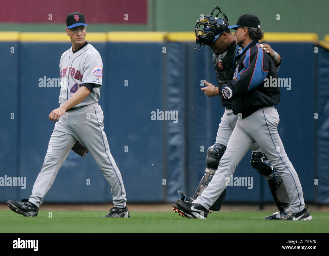 New York Mets pitcher Tom Glavine, left, walks in from the bullpen with catcher Ramon Castro and