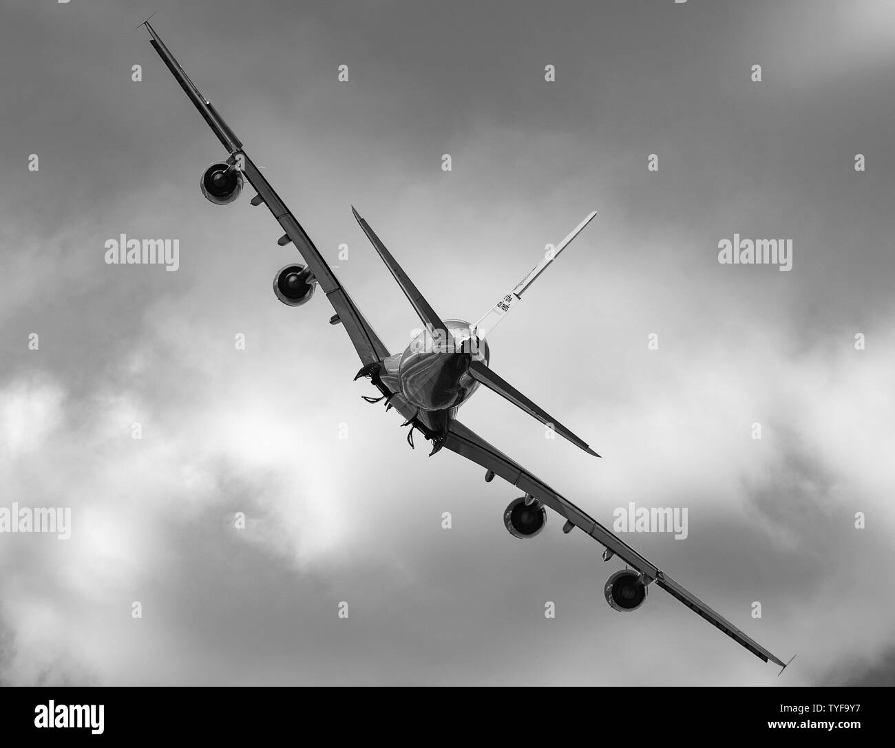 Airbus A 380 en vol virage noir et blanc Stock Photo