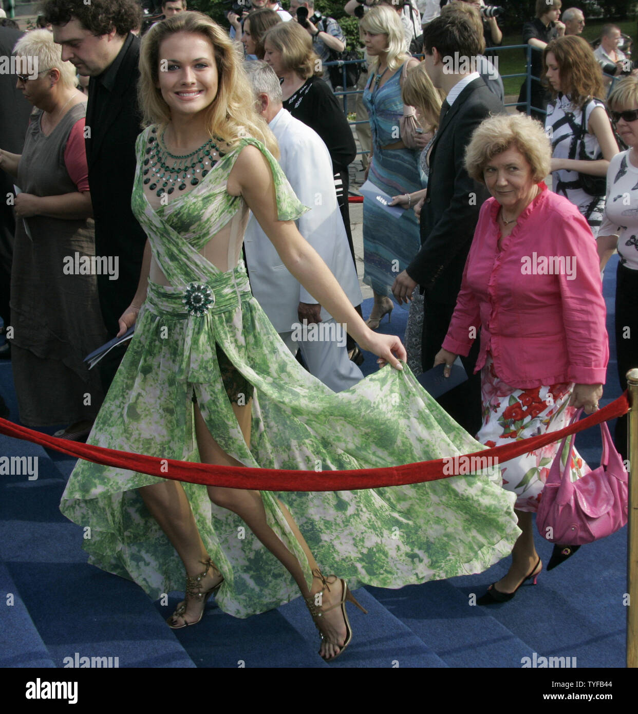 Yalangoch qiz oq uzmoqda