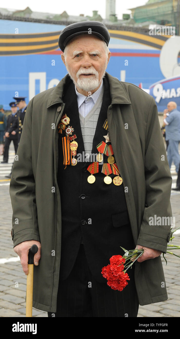 Russian World War II veteran leaves after the Victory Day parade to on ...