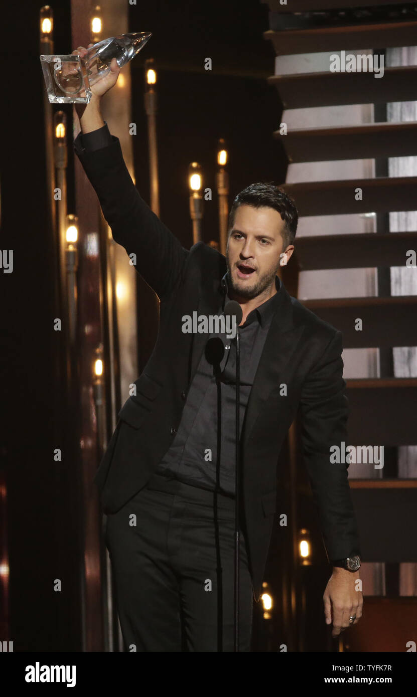 Luke Bryan wins Entertainer of the Year award at the 49th Annual CMA(02)