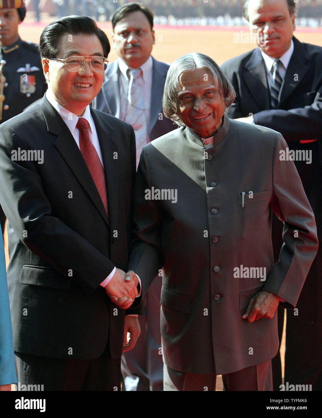 Chinese President Hu Jintao (L) shakes hands with his Indian counterpart Abdul Kalam during a welcoming ceremony in New Delhi, November 21, 2006. Hu Jintao is in India on a four-day official visit.   (UPI Photo/Kamal Kishore) Stock Photo
