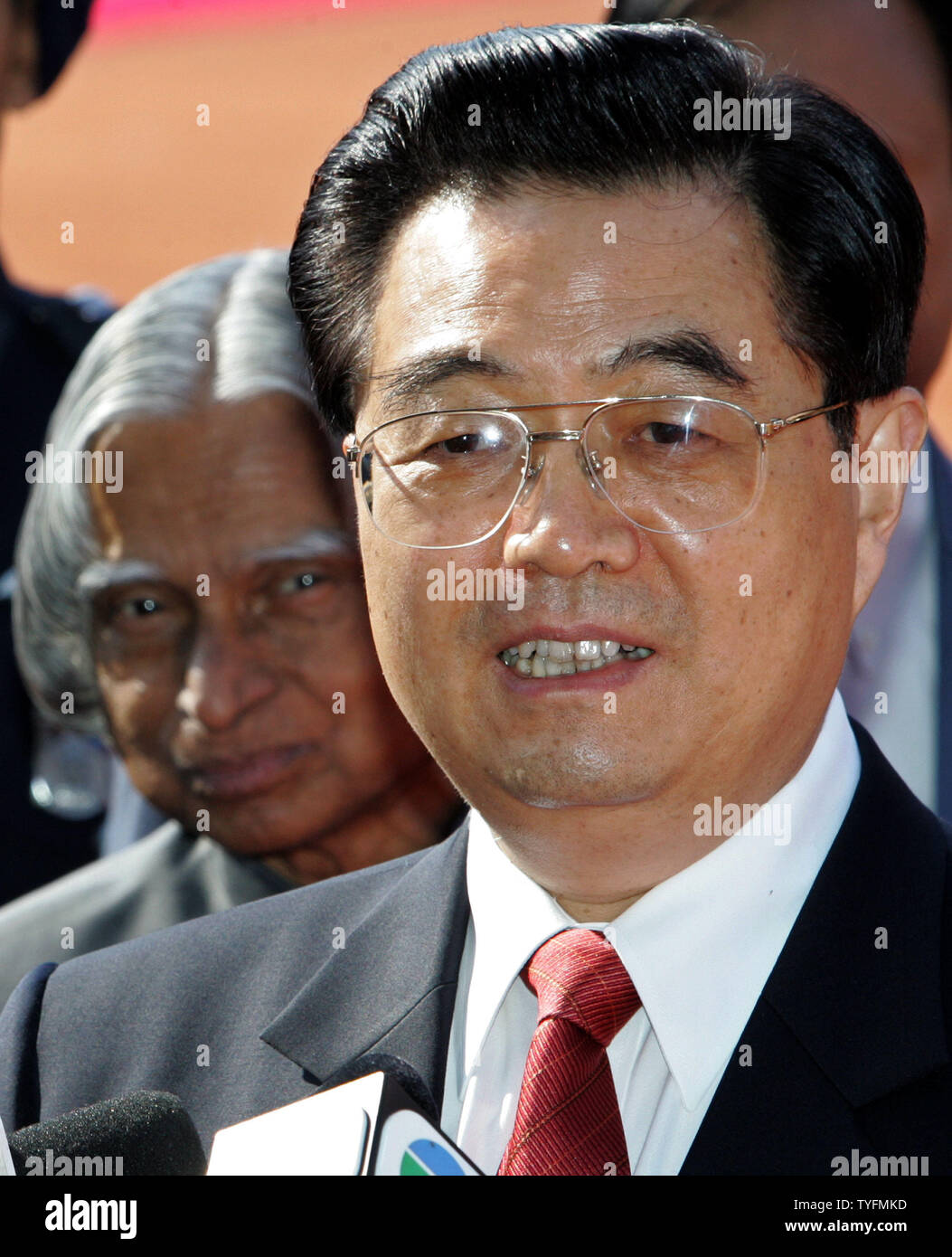 Chinese President Hu Jintao (R) addresses the media as his Indian counterpart Abdul Kalam (L) looks on during a welcoming ceremony in New Delhi, November 21, 2006. Hu Jintao is in India on a four-day official visit.   (UPI Photo/Kamal Kishore) Stock Photo