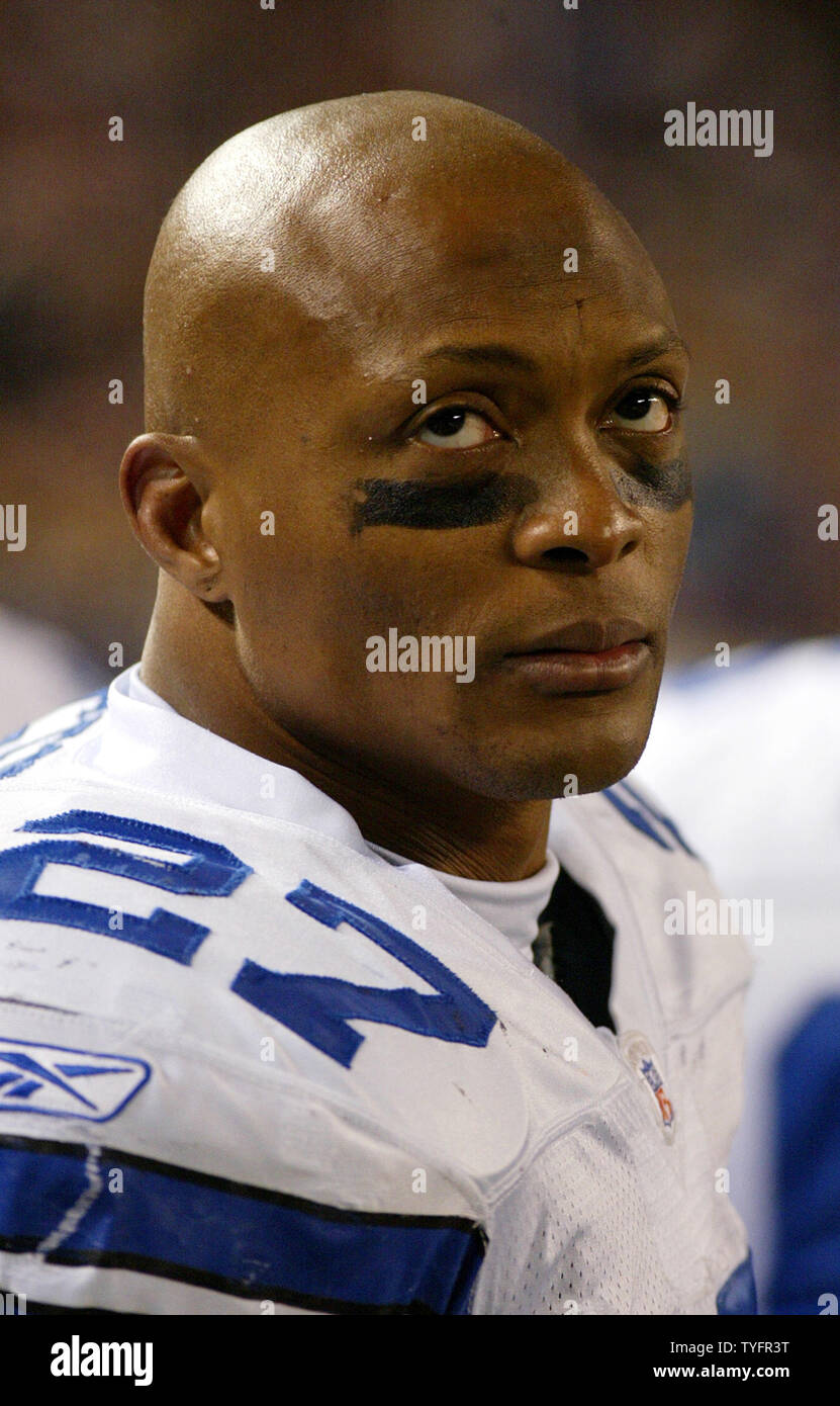 Dallas Cowboys RB Eddie George looks up at the scoreboard in the