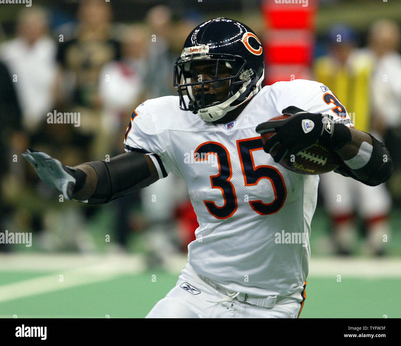 Chicago Bears runningback Anthony Thomas (35) avoids a New Orleans