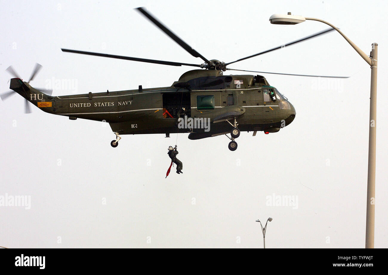Hurricane katrina rescue helicopter hi-res stock photography and images ...