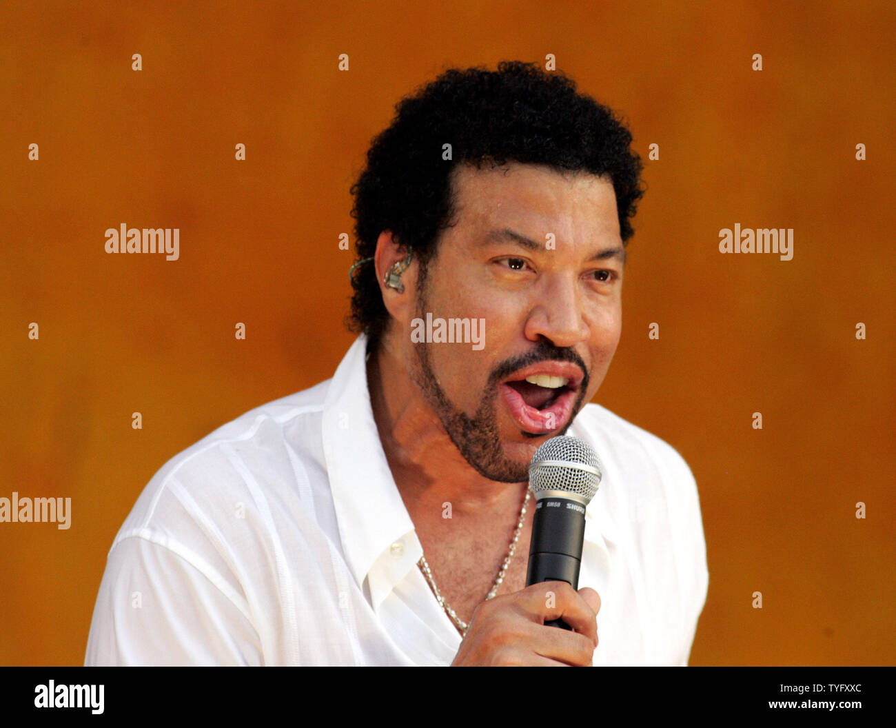 Lionel Richie sings at the 2006 New Orleans Jazz & Heritage Festival at the New Orleans Fair Grounds May 7, 2006. The festival is the first major musical event to be held in New Orleans since Hurricane Katrina devastated the area last year, leaving vast areas of the city still uninhabitable.   (UPI Photo/Judi Bottoni) Stock Photo