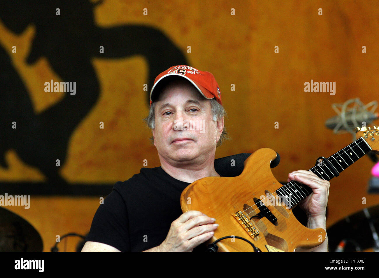 Paul Simon is shown on stage at the 2006 New Orleans Jazz & Heritage Festival at the New Orleans Fair Grounds May 7, 2006. The festival is the first major musical event to be held in New Orleans since Hurricane Katrina devastated the area last year, leaving vast areas of the city still uninhabitable.   (UPI Photo/Judi Bottoni) Stock Photo