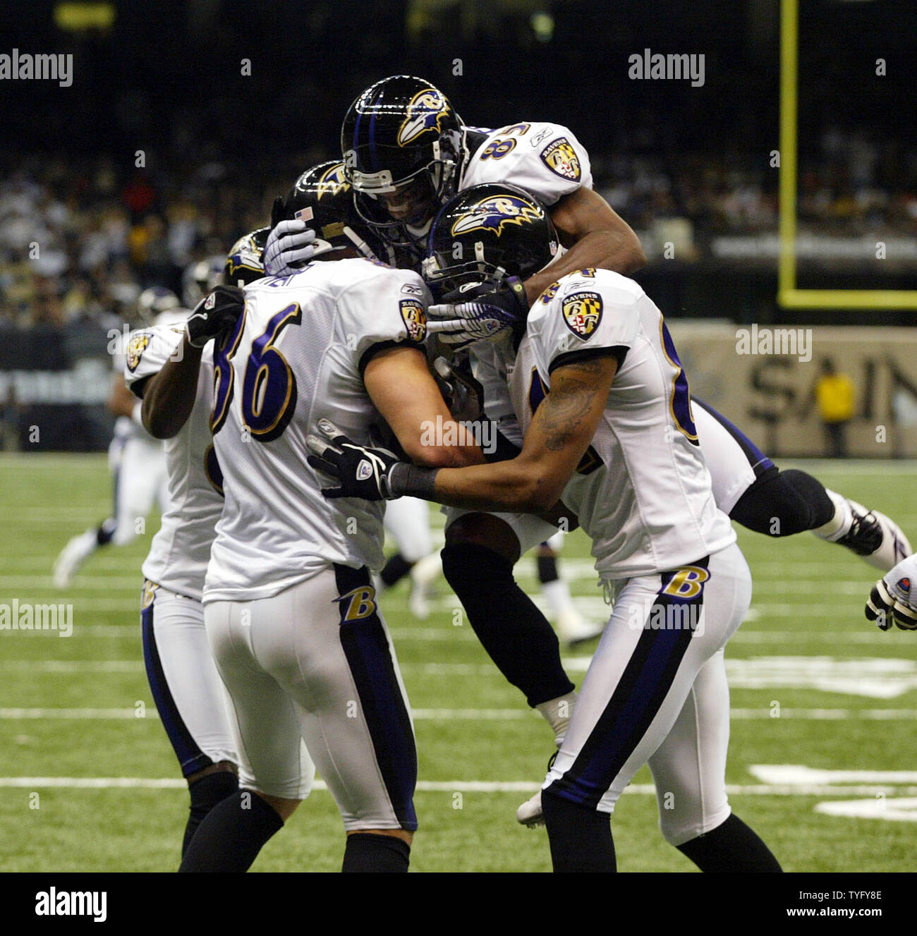 Baltimore Ravens tight end Todd Heap (86) catches a pass for a 37