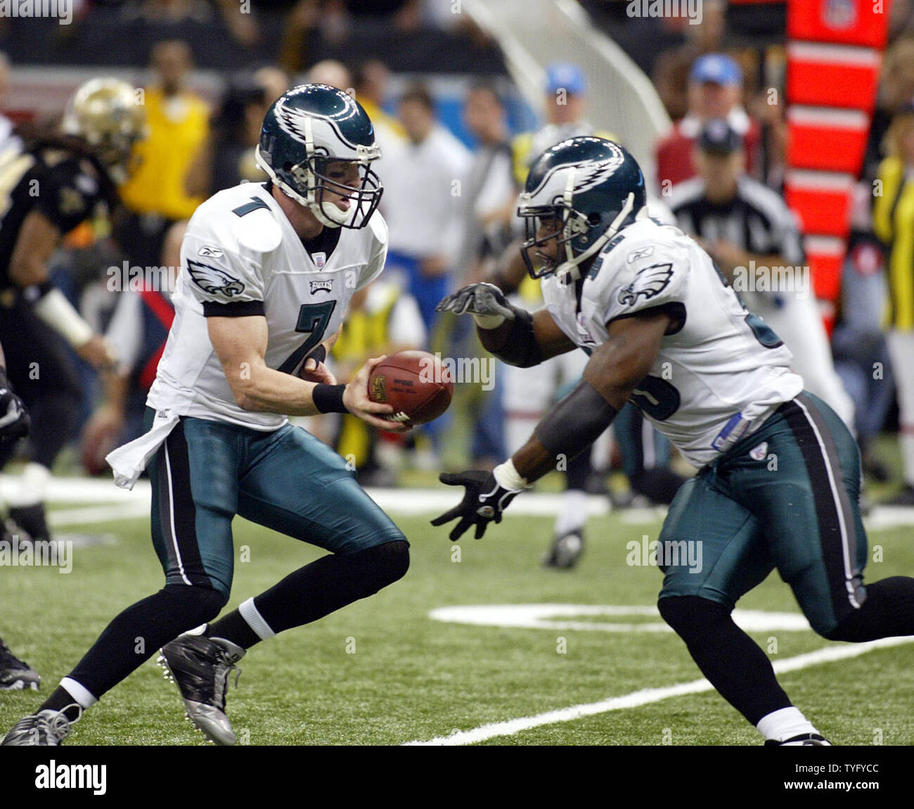 Philadelphia Eagles quarterback Jeff Garcia hands off to Brian Dawkins in the first quarter against the New Orleans Saints during the NFC divisional playoffs at the Louisiana Superdome in New Orleans on January 13, 2007. Dawkins was stopped for a short gain.  (UPI Photo/A.J. Sisco) Stock Photo