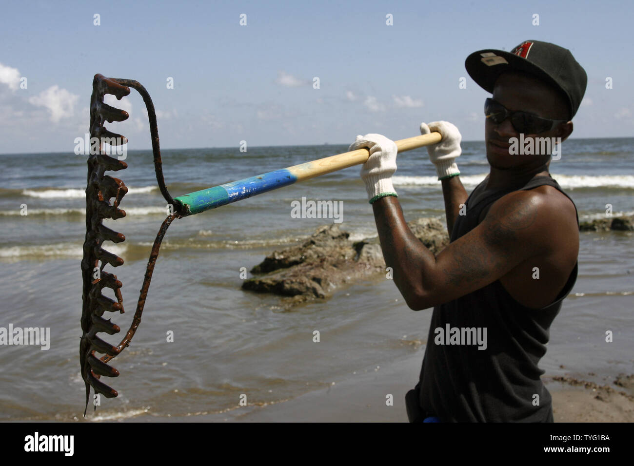 Oil rig gushing oil hi-res stock photography and images - Alamy