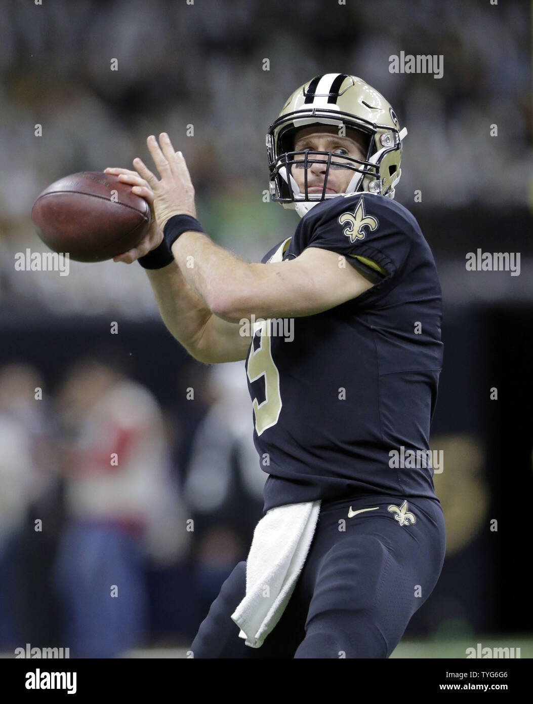 New Orleans Saints quarterback Drew Brees (9) warms up before the game ...